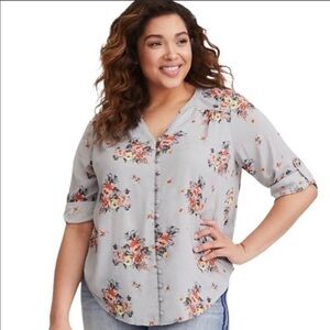 NWT! Torrid floral gray button up flowy blouse